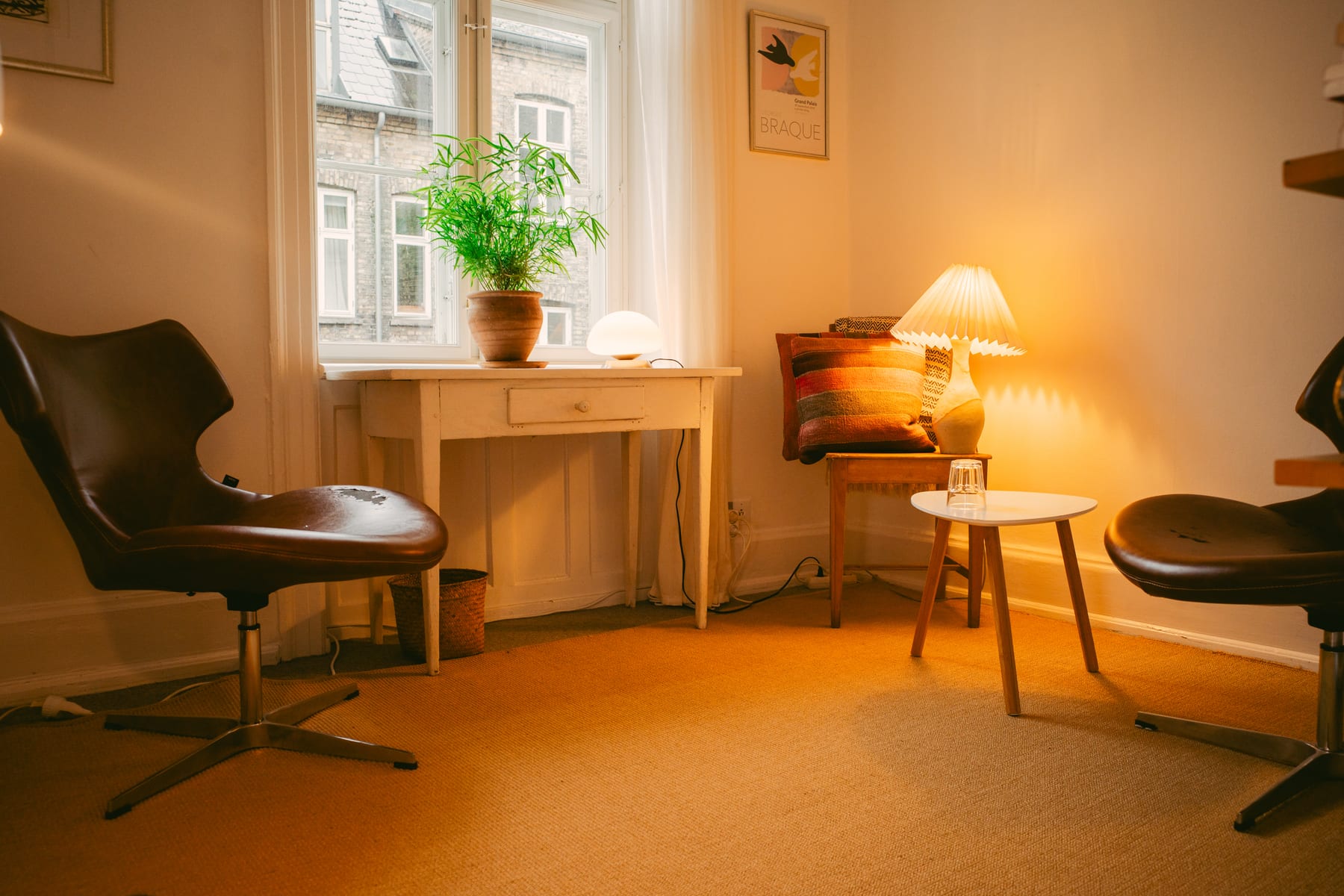 Terapirummet i klinikken med en grøn plante i vinduet og en varm lampe